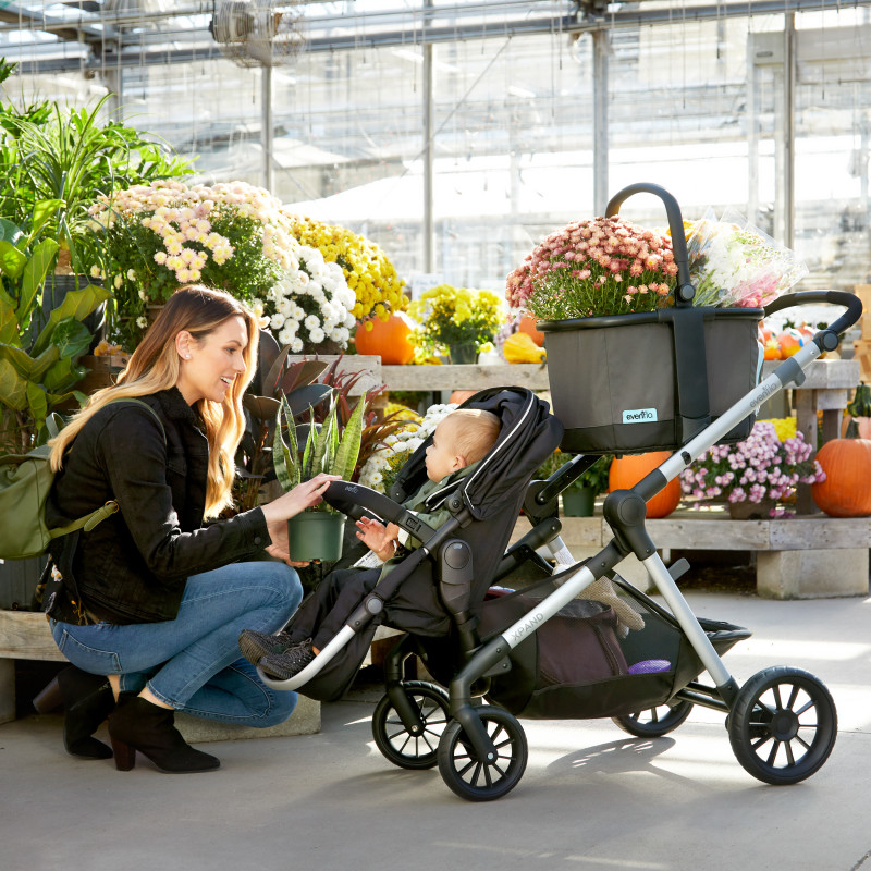 Pivot Xpand™ Stroller Market Basket (Gray Sky) Lifestyle Photo Pivot Xpand™ Stroller Market Basket (Gray Sky) Lifestyle Photo