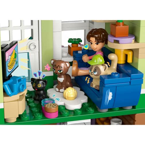LEGO Friends Heartlake City Apartments and Stores (42670)
