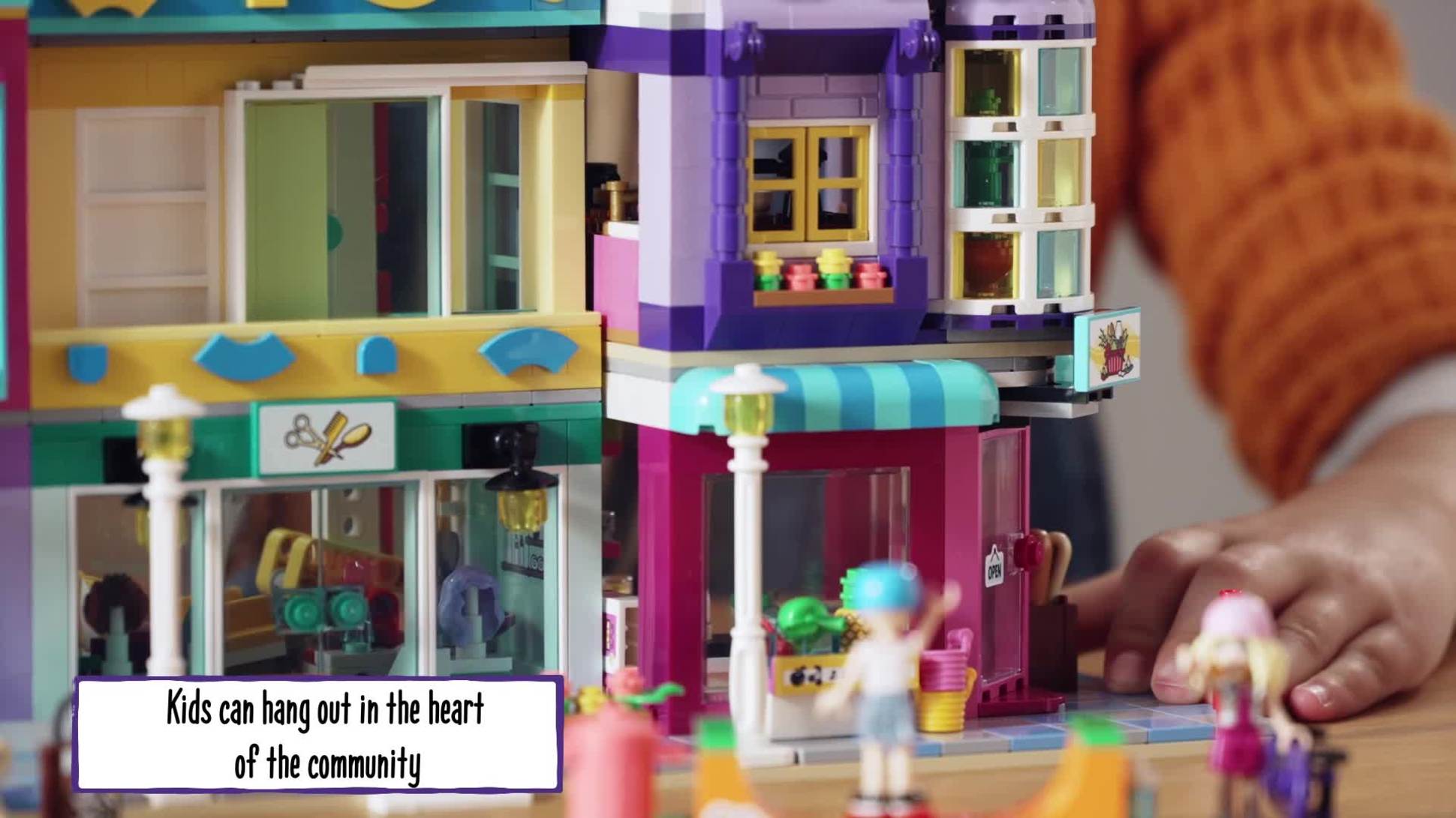 LEGO Friends Main Street Building 41704; Kit de construcción para regalo de  cumpleaños para niños de 8 años o más con 8 personajes y 4 figuras de  animales para horas de juego