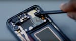 samsung-galaxy-s8-display-reparaturanleitung-schritt-6-sensorkabel-entfernen-und-frontkamera-und-vibrationsmotor-loesen