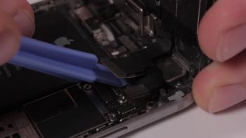 apple-iphone-6-display-reparaturanleitung-schritt-5-neues-iphone-6-display-anschliessen