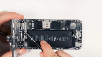 apple-iphone-6-frontkamera-reparaturanleitung-schritt-3-entfernung-der-metalladeckung