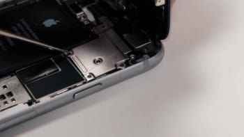 apple-iphone-6-hoermuschel-reparaturanleitung-schritt-10-anbringung-der-metallabdeckung