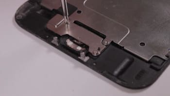 apple-iphone-6-hoermuschel-reparaturanleitung-schritt-5-iphone-6-hoermuschel-freilegen