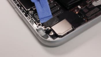 apple-iphone-6-w-lan-gps-bluetooth-reparaturanleitung-schritt-16-kamera-verbindung-loesen