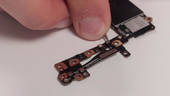 apple-iphone-6-w-lan-gps-bluetooth-reparaturanleitung-schritt-22-neues-gps-und-wifi-antennenkabel-befestigen