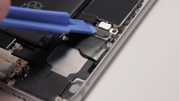 apple-iphone-6-w-lan-gps-bluetooth-reparaturanleitung-schritt-7-akku-flexverbindung-loesen