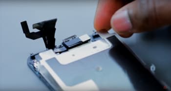 apple-iphone-6s-display-reparaturanleitung-schritt-8-rueckplatte-und-bestimme-funktionen-entnehmen