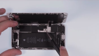 apple-iphone-8-akku-reparaturanleitung-schritt-2-iphone-8-display-abnehmen