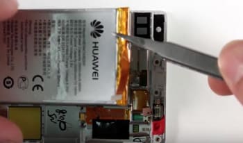 huawei-p8-display-reparaturanleitung-schritt-12-herausnehmen-des-akkus