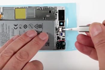 huawei-p8-display-reparaturanleitung-schritt-18-wiedereinsetzung-die-mikrofonhalterung-mikrofonplatine-hoermuschel-und-die-kopfhoererbuchse