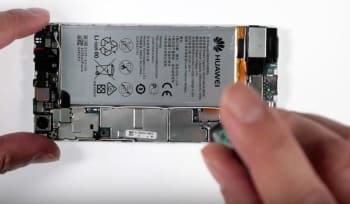 huawei-p8-display-reparaturanleitung-schritt-2-entfernung-der-flexabdeckung-fuer-die-displayverbindung