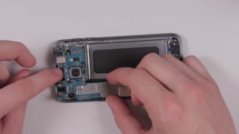 samsung-galaxy-s7-display-reparaturanleitung-schritt-13-motherboard-einsetzen