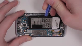 samsung-galaxy-s7-display-reparaturanleitung-schritt-4-den-s7-akku-herausnehmen