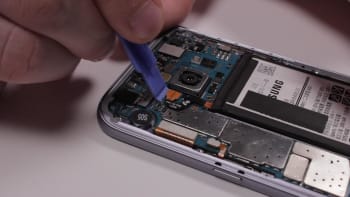 samsung-galaxy-s7-hauptkamera-reparaturanleitung-schritt-4-trennen-der-flex--und-antennenkabel