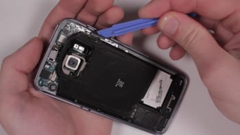 samsung-galaxy-s7-kopfhoererbuchse-reparaturanleitung-schritt-3-entfernen-der-antennenmodule