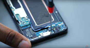 samsung-galaxy-s8-display-reparaturanleitung-schritt-5-platine-ausbauen-und-lade-und-kopfhoererbuchse-entfernen