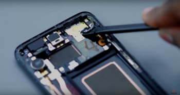 samsung-galaxy-s8-display-reparaturanleitung-schritt-6-sensorkabel-entfernen-und-frontkamera-und-vibrationsmotor-loesen