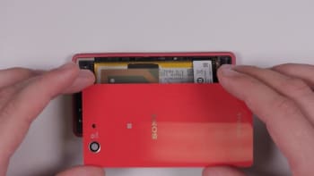 sony-xperia-z3-compact-akku-reparaturanleitung-schritt-16-backcover-mit-z3-compact-verbinden