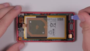 sony-xperia-z3-compact-akku-reparaturanleitung-schritt-4-die-konnektoren-von-motherboard-loesen