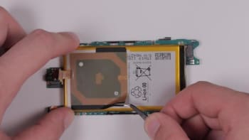 sony-xperia-z3-compact-akku-reparaturanleitung-schritt-7-nfc-flexkabel-trennen