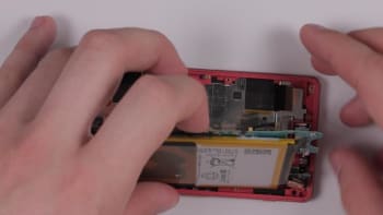 sony-xperia-z3-compact-kopfhoererbuchse-reparaturanleitung-schritt-13-platine-herausheben