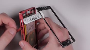 sony-xperia-z3-compact-kopfhoererbuchse-reparaturanleitung-schritt-6-plastikrahmen-entfernen