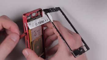 sony-xperia-z3-compact-powerbutton-reparaturanleitung-schritt-2-plastikeinheit-wird-vom-aeusseren-rahmen-getrennt