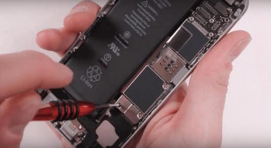 apple-iphone-6-akku-reparaturanleitung-schritt-5-anhebung-der-abdeckung-des-akku-steckers