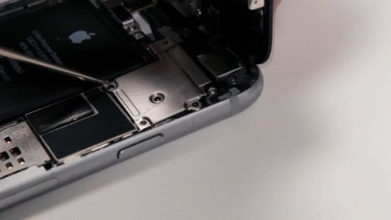 apple-iphone-6-frontkamera-reparaturanleitung-schritt-12-metallabdeckung-platzieren