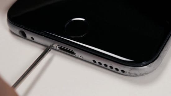 apple-iphone-6-hoermuschel-reparaturanleitung-schritt-11-pentalobe-schrauben-eindrehen