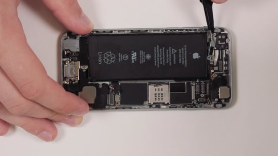 apple-iphone-6-w-lan-gps-bluetooth-reparaturanleitung-schritt-9-abdeckung-der-power-button-verbindung-oeffnen