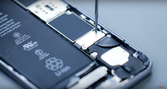 apple-iphone-6s-akku-reparaturanleitung-schritt-2-entfernen-der-abdeckung