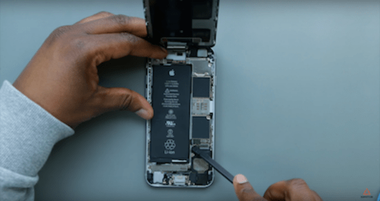 apple-iphone-6s-akku-reparaturanleitung-schritt-3-loesen-der-akkuflexverbindung