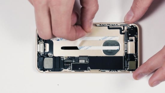 apple-iphone-7-akku-reparaturanleitung-schritt-9-klebestreifen-anbringen-und-akku-einsetzen