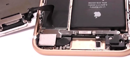 apple-iphone-7-homebutton-reparaturanleitung-schritt-7-display-und-akku-am-logicboard-anschliessen