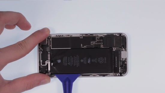 apple-iphone-8-akku-reparaturanleitung-schritt-4-alten-iphone-8-akku-entfernen