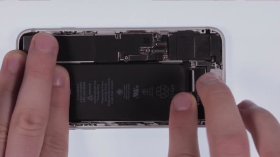 apple-iphone-8-akku-reparaturanleitung-schritt-5-neuen-iphone-8-akku-einbauen