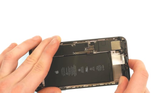 apple-iphone-8-plus-akku-reparaturanleitung-schritt-5-alten-iphone-8-plus-akku-herausnehmen