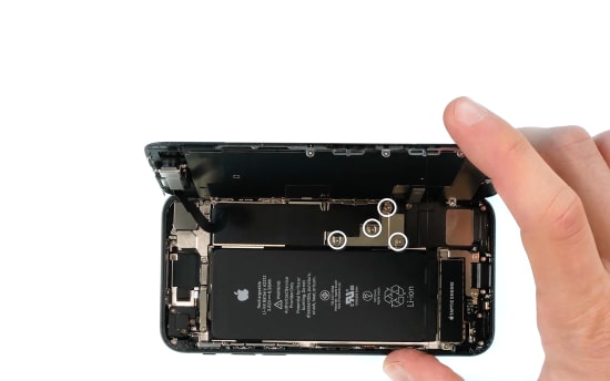 apple-iphone-se-2-display-reparaturanleitung-schritt-3-akkuabdeckung-entfernen