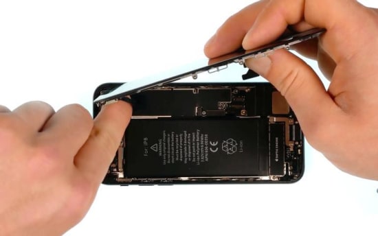 apple-iphone-se-2020-display-reparaturanleitung-schritt-9-iphone-se-2-zusammenbauen