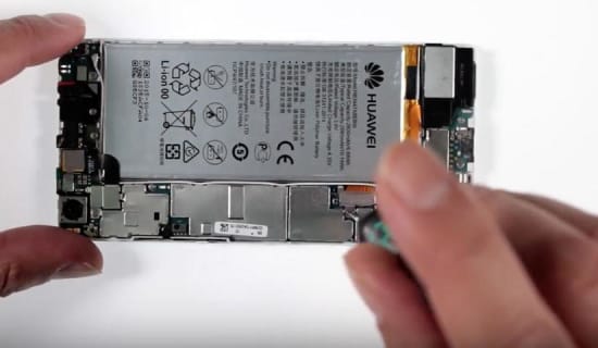 huawei-p8-akku-reparaturanleitung-schritt-2-entfernung-der-flexabdeckung-fuer-die-displayverbindung