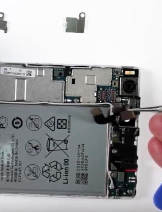 huawei-p8-akku-reparaturanleitung-schritt-5-entfernung-der-frontkamera