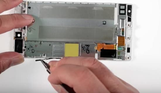 huawei-p8-display-reparaturanleitung-schritt-13-den-power--und-volumeschalter-herausnehmen