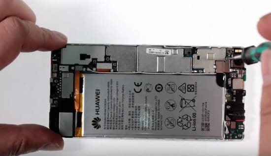 huawei-p8-display-reparaturanleitung-schritt-3-entfernung-der-flexabdeckung-fuer-die-kameraverbindung