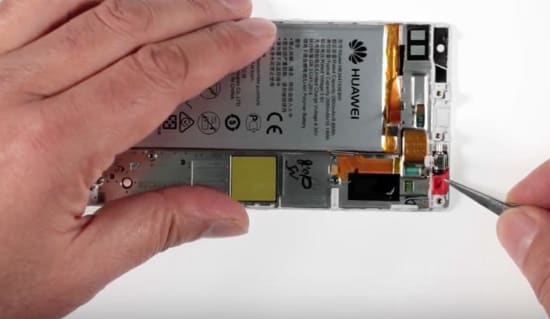 huawei-p8-display-reparaturanleitung-schritt-9-entfernung-des-vibrationsmotors