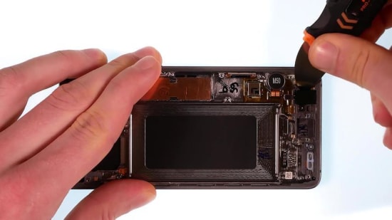 samsung-galaxy-a10-display-reparaturanleitung-schritt-4-ladebuche-entfernen--display-flex-loesen