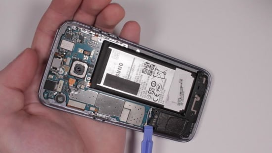 samsung-galaxy-s7-hauptkamera-reparaturanleitung-schritt-9-antennen-abdeckplatten-einsetzen