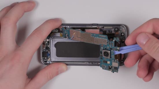 samsung-galaxy-s7-hoermuschel-reparaturanleitung-schritt-8-motherboard-wieder-einsetzen