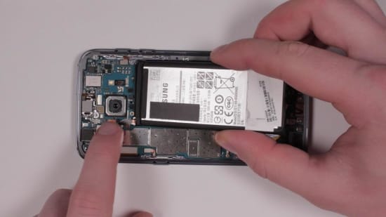 samsung-galaxy-s7-kopfhoererbuchse-reparaturanleitung-schritt-11-den-s7-akku-einsetzen